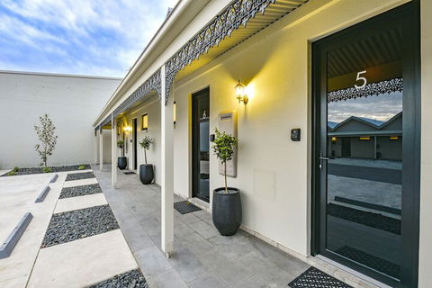 Aloha Central Premium Studios - Sydneys Hotel 1
