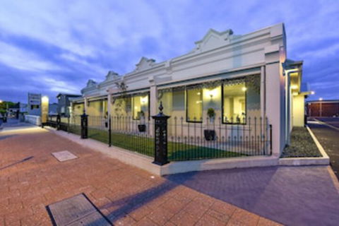 Aloha Central Premium Studios - Sydneys Hotel 0