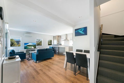 Redcliffe Holiday Accommodation - Sydneys Hotel 6