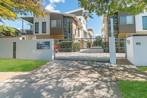 Redcliffe Holiday Accommodation - Sydneys Hotel 1