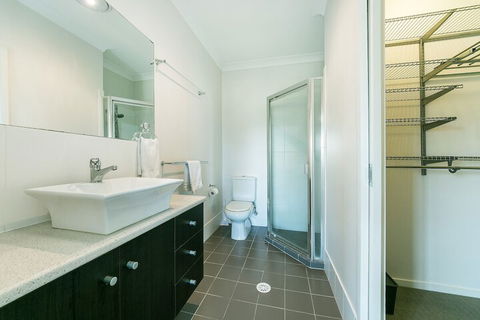 Redcliffe Holiday Accommodation - Sydneys Hotel 7