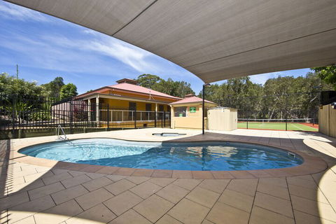 Aqua Lagoon - Sydneys Hotel 3