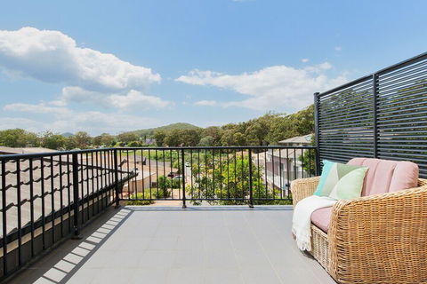 Aqua Lagoon - Sydneys Hotel 1