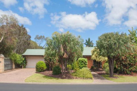 Bottlebrush - Sydneys Hotel 0