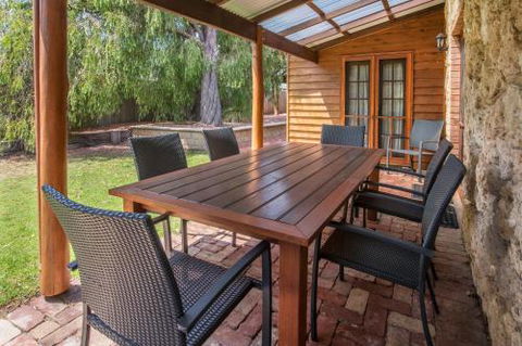 Annies Retreat - Sydneys Hotel 3