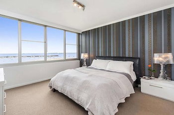 St Kilda Penthouse With Panaromic Bay And City View - Sydneys Hotel 5