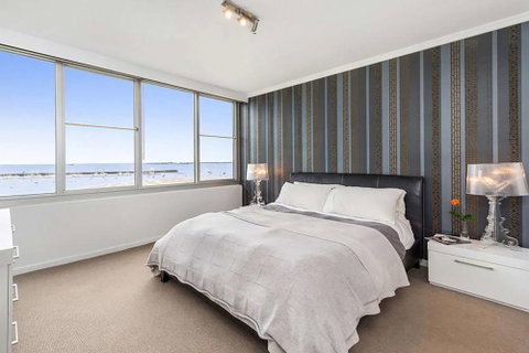 St Kilda Penthouse With Panaromic Bay And City View - Sydneys Hotel 6