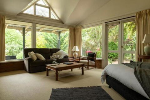 In The Valley - Sydneys Hotel 2