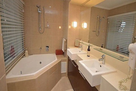 2 BDR / Apt / Foxtel / WiFi / Pool / Parking / Spa / Hervey Bay - Sydneys Hotel 3