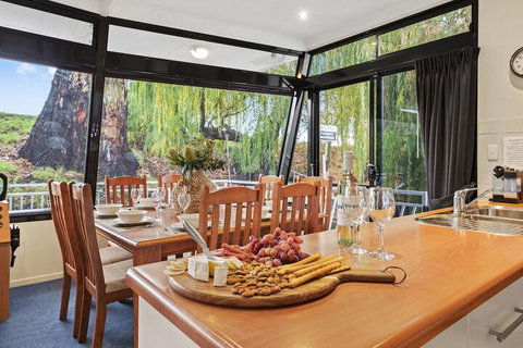 Boats And Bedzzz Houseboat Stays & Renmark River Villas - Sydneys Hotel 4