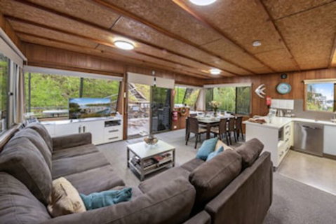 Boats And Bedzzz Houseboat Stays & Renmark River Villas - Sydneys Hotel 0