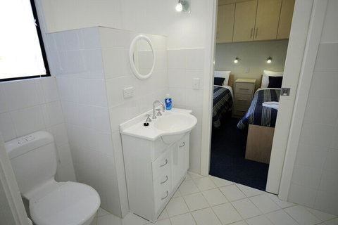 Boats And Bedzzz Houseboat Stays & Renmark River Villas - Sydneys Hotel 3