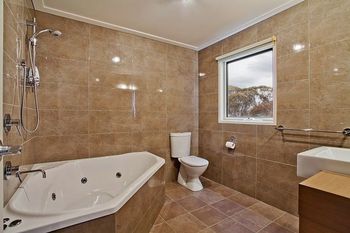 Strathdevon - Sydneys Hotel 5