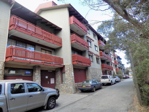 Mowamba E1 - Sydneys Hotel 1