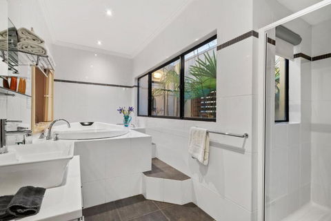 About Time Retreats Studio Seven - Sydneys Hotel 6
