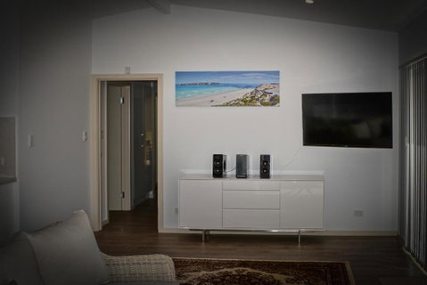 Beachside - Sydneys Hotel 6