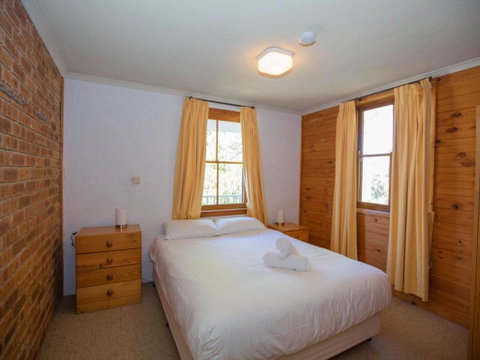 Misty Gables 2 / 24 Townsend Street - Sydneys Hotel 1