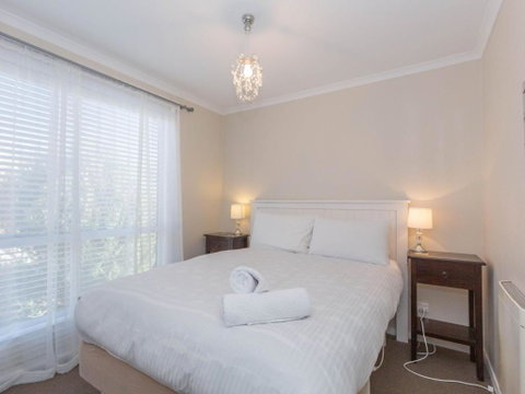 St Helenas 5 Twynam Street Jindabyne NSW 2627 - Sydneys Hotel 6