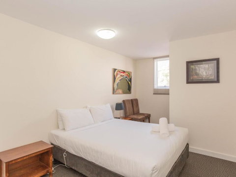 Randalls Place 5 Poley Cow Lane - Sydneys Hotel 6