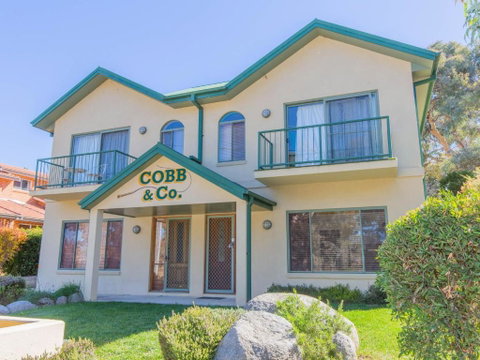 Cobb & Co 3 / 39 Cobbon Crescent - Sydneys Hotel 1