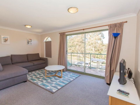 Cobb & Co 3 / 39 Cobbon Crescent - Sydneys Hotel 3