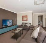 Maison Noir 2 Well appointed modern accommodation with mountain views - Sydneys Hotel