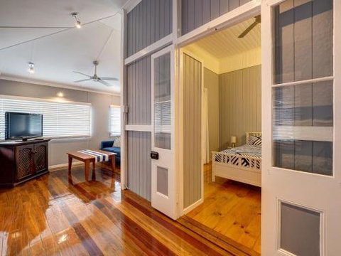 Sublime Beachfront Queenslander On The Esplanade - Sydneys Hotel 4