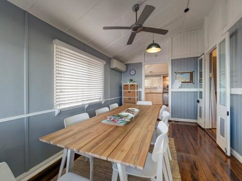 Sublime Beachfront Queenslander On The Esplanade - Sydneys Hotel 3