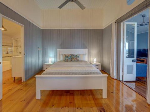 Sublime Beachfront Queenslander On The Esplanade - Sydneys Hotel 2