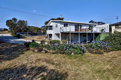 Waders - Sydneys Hotel 0