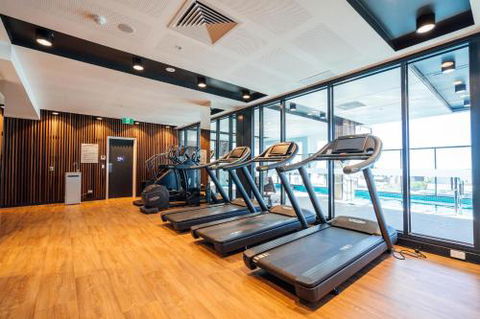 A Cut Above The West Pool Rooftop Bar Gym Wifi - Sydneys Hotel 2