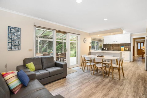 Hilltop Beach House: Newly Updated - Sydneys Hotel 3