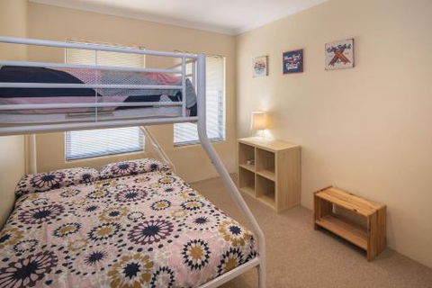 Acrosstheway - Sydneys Hotel 4
