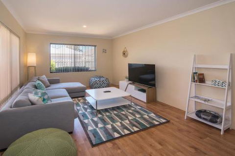 Acrosstheway - Sydneys Hotel 2