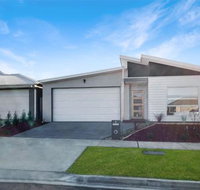 Brand New Home 10 mins to Beach Torquay Geelong Deakin Hospitals - Sydneys Hotel
