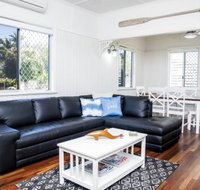 Urangan Harbour Cottage - Sydneys Hotel