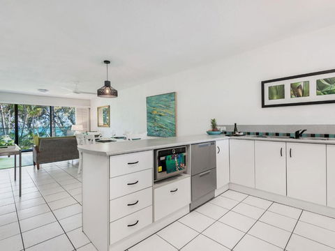 Absolute Beachfront - Sydneys Hotel 3