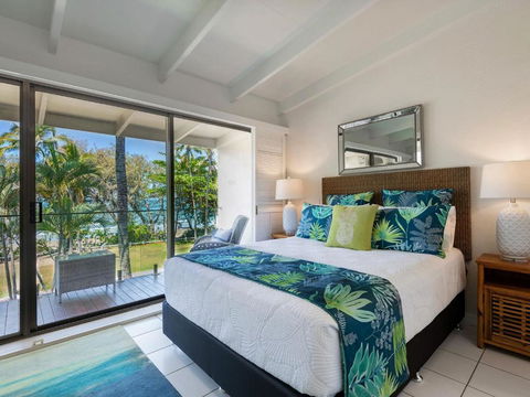 Absolute Beachfront - Sydneys Hotel 1
