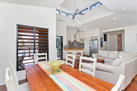 Beachcomber Holiday House - Sydneys Hotel 5
