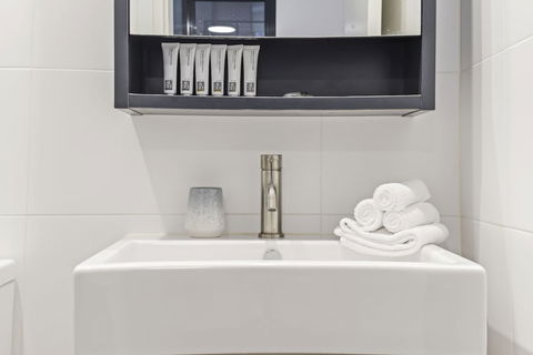 HomeHotel Stylish Apt Next To Train & Westfield - Sydneys Hotel 5