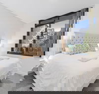 HomeHotel Stylish Apt next to Train  Westfield - Sydneys Hotel
