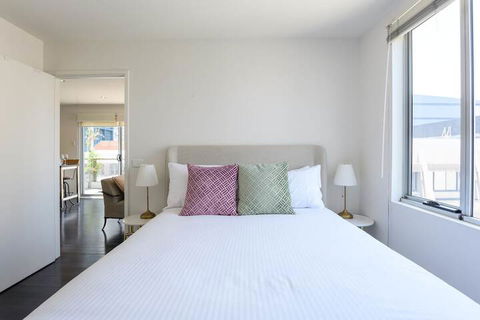 OLIVER Laneway Art Fed Square & Top Restaurants - Sydneys Hotel 1