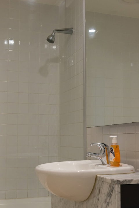 Spacious CBD Apt In The Heart Of Melbourne - Sydneys Hotel 2