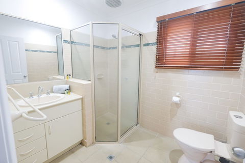 Absolute Airlie Airlie Beach - Sydneys Hotel 2