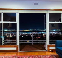 Lofty Views City Stunner - Sydneys Hotel
