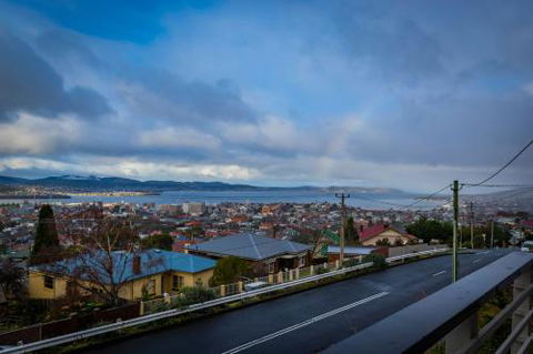 Lofty Views City Stunner! - Sydneys Hotel 6