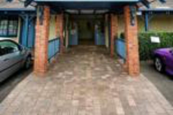 Frenchs Forest East NSW Sydneys Hotel