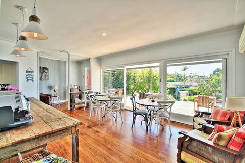 Dolphin Sands - Sydneys Hotel 1
