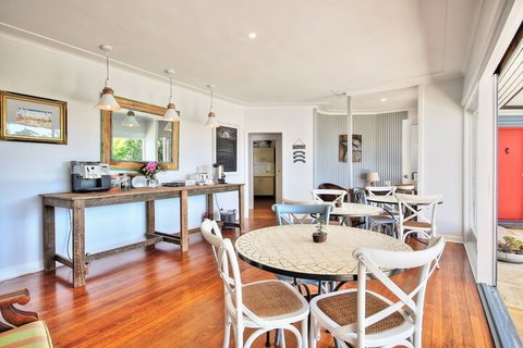 Dolphin Sands - Sydneys Hotel 2