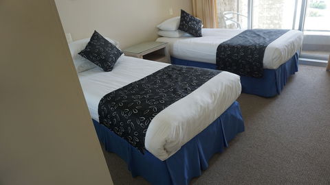 Pacific Surf - Sydneys Hotel 5